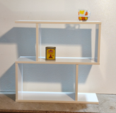 میز کنار مبلی کتابخانه ای