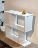میز کنار مبلی کتابخانه ای